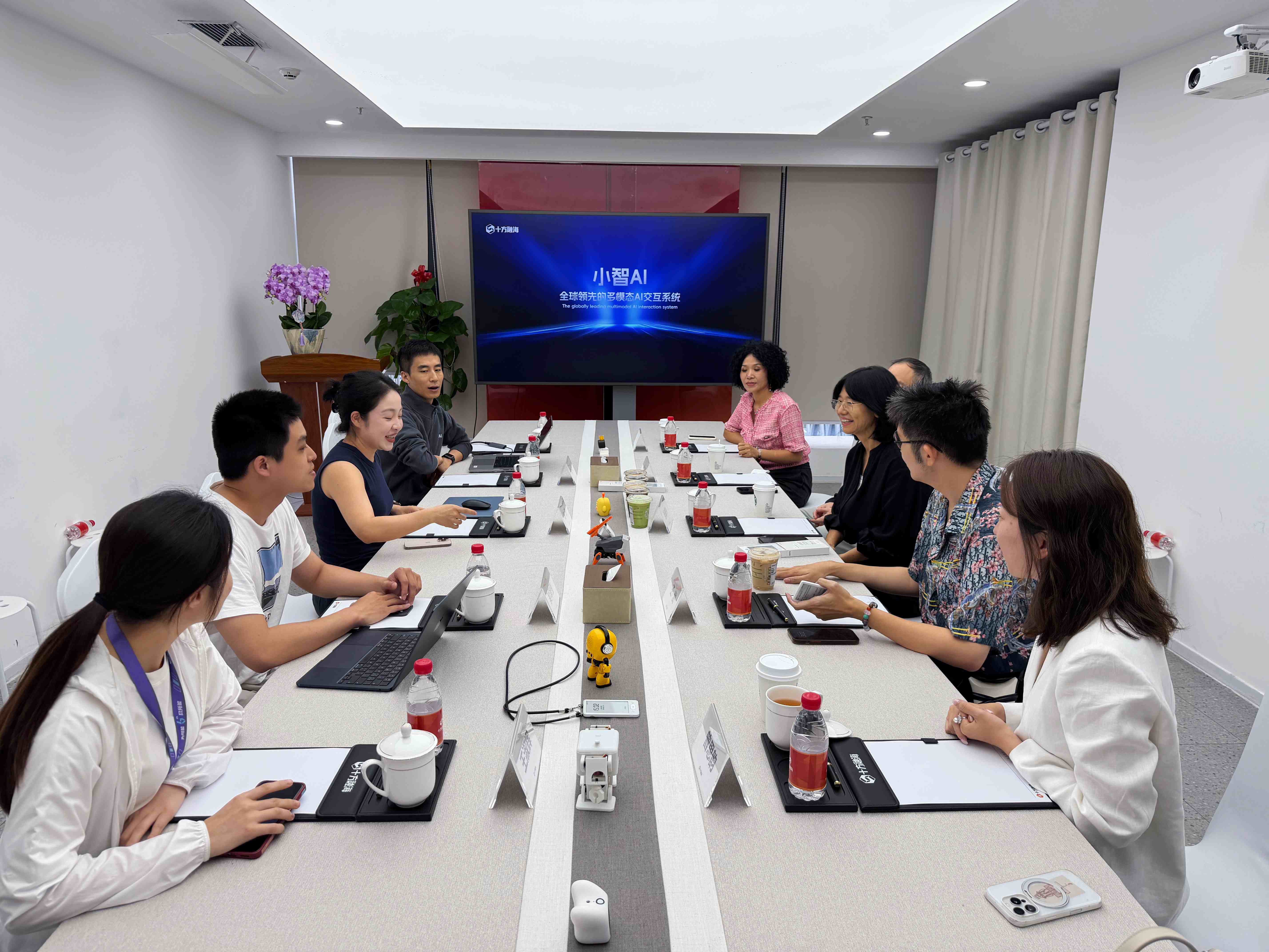 深圳城市绿洲学校、深国交校董考察十方融海，共探AI数字校园学习新场景新闻配图